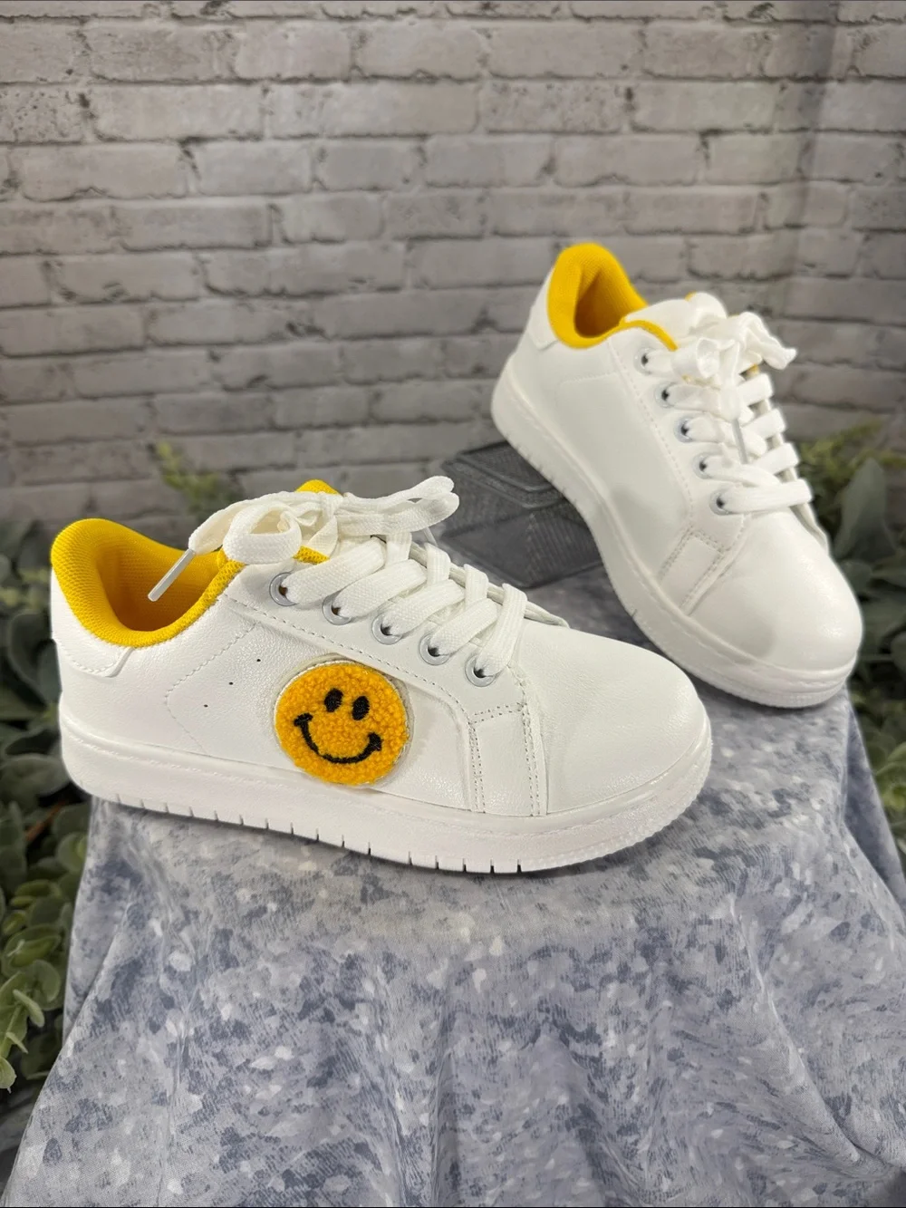 OLIVIA MILLER GIRL “Happy Daze” White Vinyl Low-Top Sneakers Girls 13M 💛 NWT&NIB